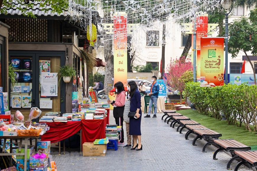 “2021年辛丑春节图书街”活动的布置设计富有民族传统节日——春节的氛围。组委会已在图书街上再现了昔日河内的景象，如湖畔电动火车，人们可在这里照片留念。今年辛丑春节图书街已成为首都居民和赴河内的游客前来游玩，同时也是他们较为喜爱的知识空间和目的地。图自Vietnam+