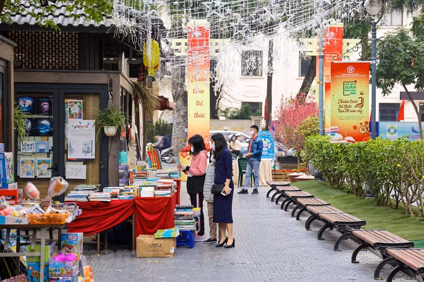 “2021年辛丑春节图书街”活动的布置设计富有民族传统节日——春节的氛围。组委会已在图书街上再现了昔日河内的景象，如湖畔电动火车，人们可在这里照片留念。今年辛丑春节图书街已成为首都居民和赴河内的游客前来游玩，同时也是他们较为喜爱的知识空间和目的地。图自Vietnam+