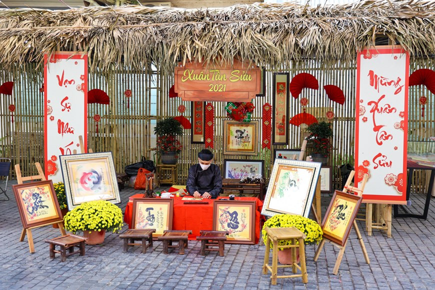 “2021年辛丑春节图书街”除了展示和推介各种各样图书外还举行多项富有吸引力和春节风味的文化活动，如写书法，捏塑和儿童民间游戏。辛丑春节图书街是一项富有意义的活动，是读者前来参观，买书和丰富其知识的良好目的地。2021辛丑春季图书街将持续到初十（即2月21日）。图自Vietnam+