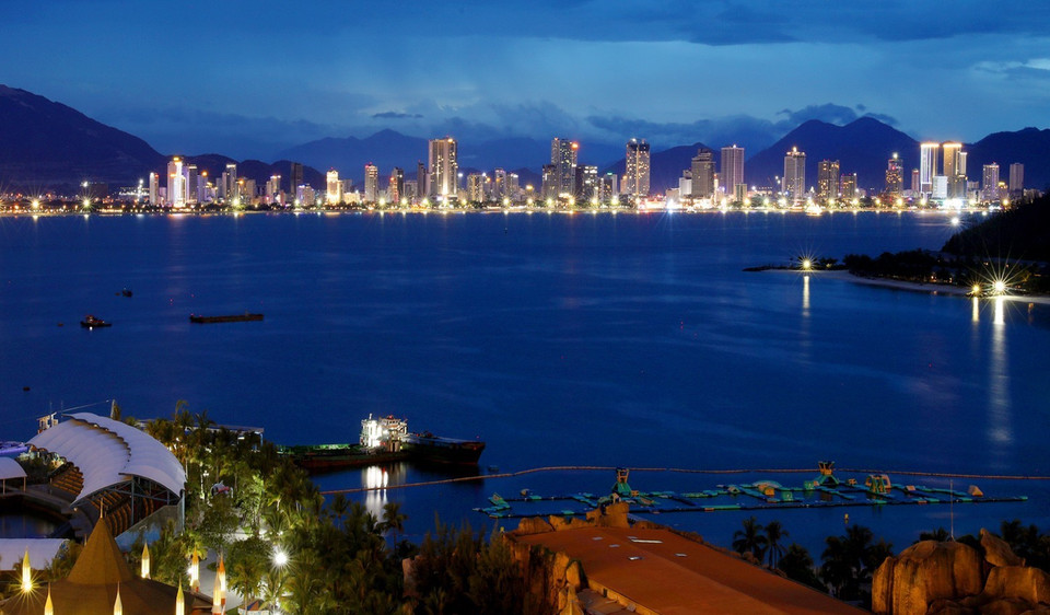 芽庄拥有比较温和的热带气候条件、年均温度为26.3摄氏度，风暴发生率较低。图自越通社