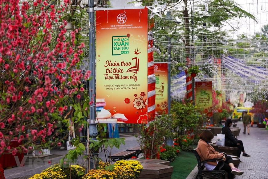 2021辛丑年春节图书街金碧辉煌且富有传统春节特色。此外，写书法、捏塑、民间游戏等活动让2021辛丑年春节图书街继续成为一个知识空间和首都居民和来到河内旅游的游客每逢春节到来不可缺少的文化目的地。2021辛丑春季图书街依然延长至初十（即2月21日）。图自Vietnam+