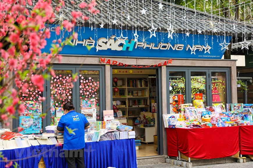 参加活动的各家出版社和图书公司都注重展位设计，展位设计展现独特风采，吸引参展观众的眼球。今年图书街活动共设16个展位，各出版社和书店已向读者介绍了数千本富有传统文化、知识的新书。图书街是首都居民阅读文化之美，同时其有助于促进社区阅读文化发展。图自Vietnam+