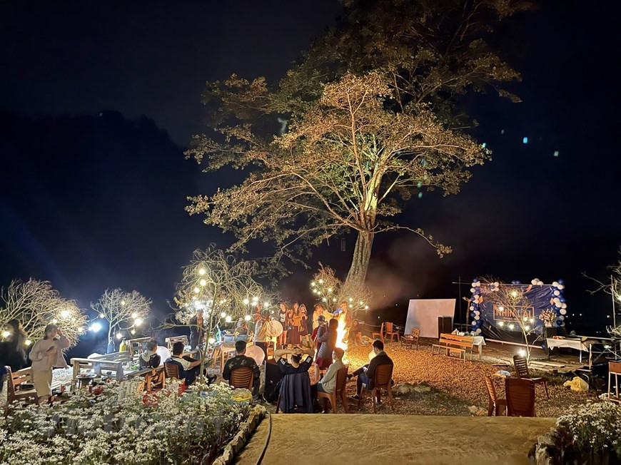 来到木州，大部分游客选择家庭寄宿体验旅游形式，以能够与当地居民一起吃、一起住并体验其日常生活。这种旅游模式非常新颖，通过直接参加舂糍粑等活动了解当地居民的文化美，给游客带来有趣和难忘的体验。河内游客阮碧和说：“木州很美，空气清新，我非常喜欢。因此，举办同学聚会活动时，我们选择了木州。这里的风景非常美丽，有山有水，我们真的很喜欢”。图自Vietnam+