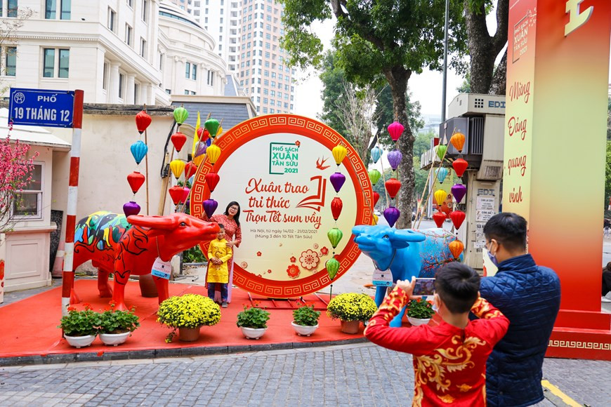 今年“辛丑春节图书街”的主题为“新春把知识交给你-春节团圆”，参加该活动时，河内市民将有机会看到面貌崭新的河内图书街。今年由于新冠疫情，组委会取消图书节开幕式，但2021辛丑春季图书街依然延长至初十（即2月21日）。图书街是首都居民阅读文化之美，同时其有助于促进社区阅读文化发展。图自Vietnam+