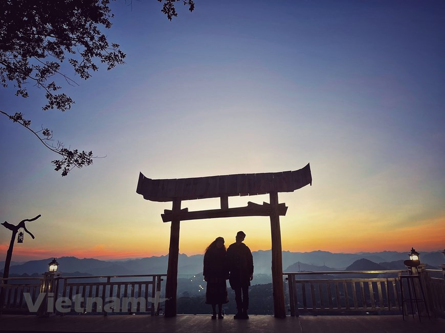 来到木州县，大部分游客选择家庭寄宿体验旅游形式，以能够与当地居民一起吃、一起住并体验其日常生活。这种旅游模式非常新颖，通过直接参加舂糍粑等活动了解当地居民的文化美，给游客带来有趣和难忘的体验。图为：一对情侣手牵手在“爱情山区”寄宿宾馆最高地点看日出。图自Vietnam+ 