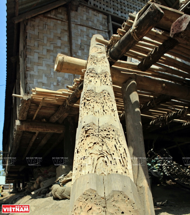 长屋的木质楼梯。图自《越南画报》