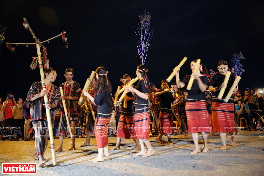 墨良村共有3个锣钲成人队和1个少儿文艺队。图自《越南画报》