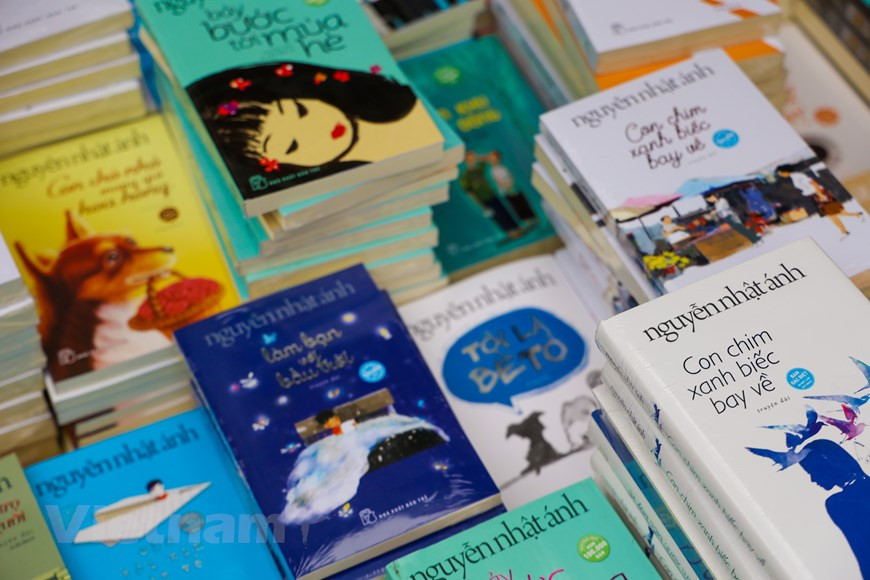 今年图书街活动共设16个展位，参展的各出版社和书店已向读者介绍了数千本富有传统文化、知识的新书。此外，各家出版社和图书公司还举行多项促销活动，如打折、赠书等。为了刺激购书需求，一些出版社还举行幸运抽奖活动。这就是各出版单位与读者会面和向他们表达感恩的良好机会。图自Vietnam+