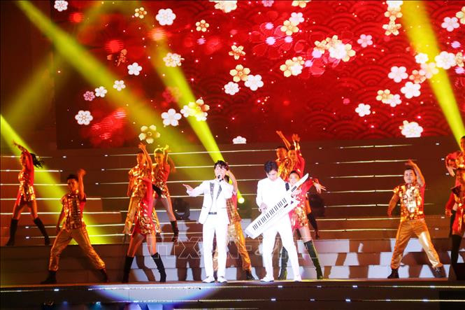 此次艺术表演活动充分体现全国人民对越南共产党、国家管理机构以及各级政府等的正确路线、政策和英明领导等的高度信任，歌颂党为人民群众带来温饱、自由、幸福的生活的伟大功劳。图自越通社