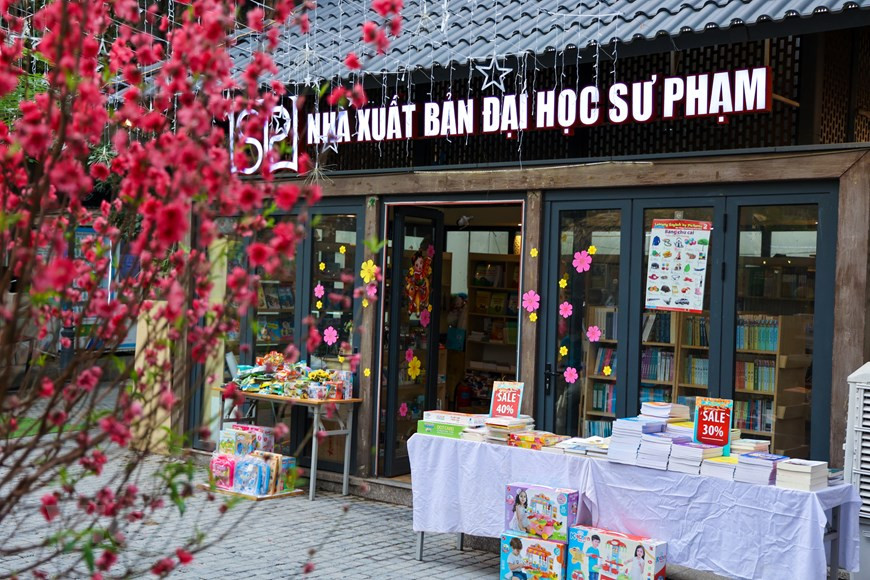 主题为“新春把知识交给你-春节团圆”的“2021年辛丑春节图书街”活动于大年初三（即2月14日）在河内市陈兴道坊12·19街举行。参加活动的各家出版社和图书公司都注重展位设计，展位设计展现独特风采，吸引参展观众的眼球。此外，各家出版社和图书公司还举行多项促销活动，向观众赠书等。图自Vietnam+