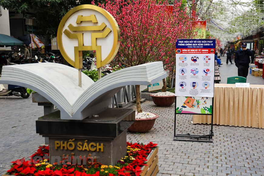 今年由于新冠疫情，组委会取消图书节开幕式和关于阅读文化以及春节文化的座谈会。此外，为了确保方以安全，组委会严格落实防疫措施，其中包括要求参观者佩戴口罩、勤洗手杀菌和保持规定距离。尽管该活动在疫情的情况下举行，然而许多出版社和书店参加，各书架上仍摆满各种图书。图自Vietnam+