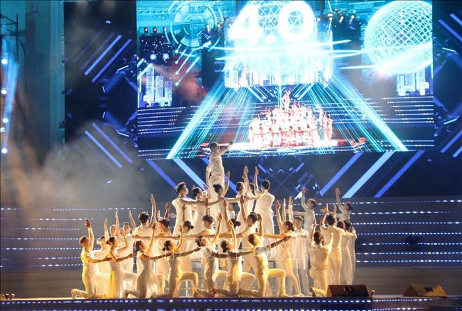 活动上，艺人们还表演歌颂党和国家正确的政策和路线，让国家和城市经济突飞猛进，其面貌焕然一新等的节目。图自越通社