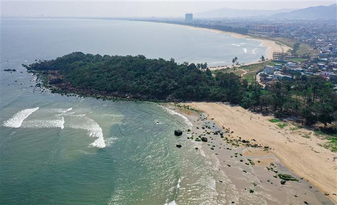 南乌礁石被一层厚厚而软绵绵的绿色苔藓覆盖，在潮水退去时才露出水面 。图自 越通社