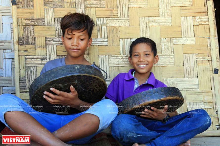 墨良村共有8套年龄100到200年的古代铜钲。图自《越南画报》