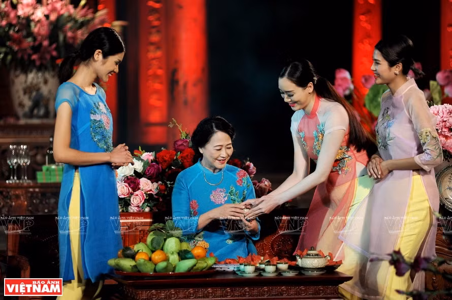 在文庙国子监举行的奥黛晚会上，著名服装设计师的奥黛专辑纷纷亮相观众。图自《越南画报》