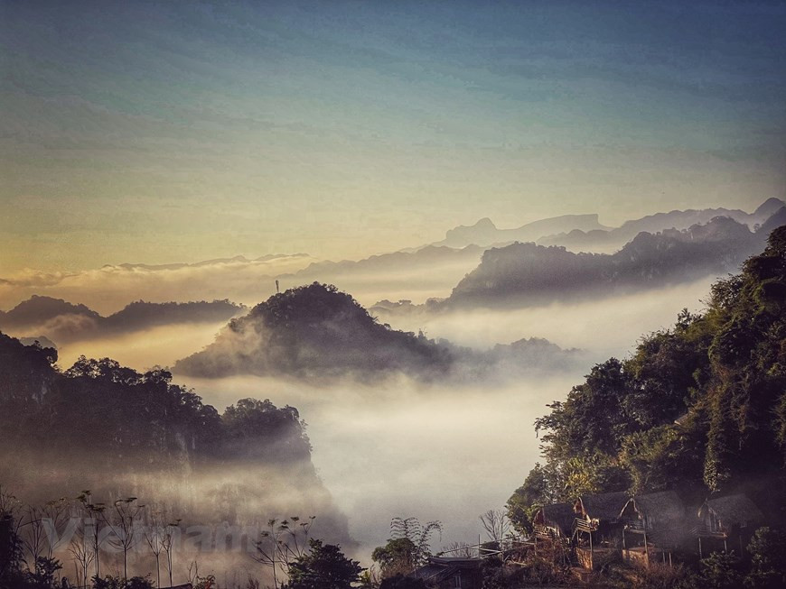 来到木州县，大部分游客会热衷于选择家庭寄宿体验旅游形式，以能够与当地居民一起吃、一起住并体验其日常生活。这种旅游模式非常新颖，通过直接参加舂糍粑等活动了解当地居民的文化美，给游客带来有趣和难忘的体验。图为日落是的“爱情山区”寄宿宾馆的一角。图自Vietnam+