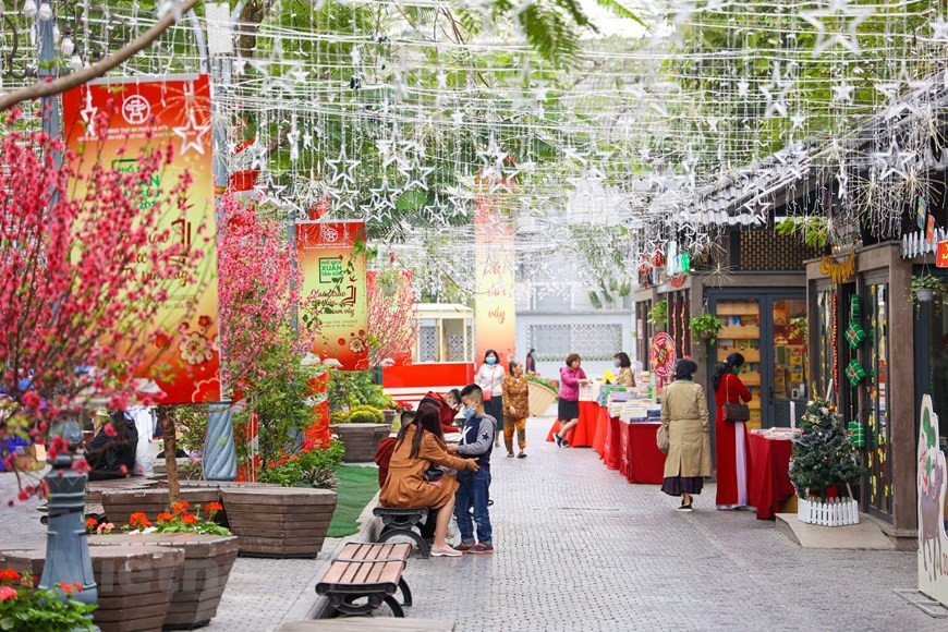 6年来，每逢大年初三，首都居民和游客就来到图书街，选购一本适合自己的新书，沉浸在知识空间。今年图书街活动共设16个展位，各出版社和书店已向读者介绍了数千本富有传统文化、知识的新书。图书街是首都居民阅读文化之美，同时其有助于促进社区阅读文化发展。图自Vietnam+