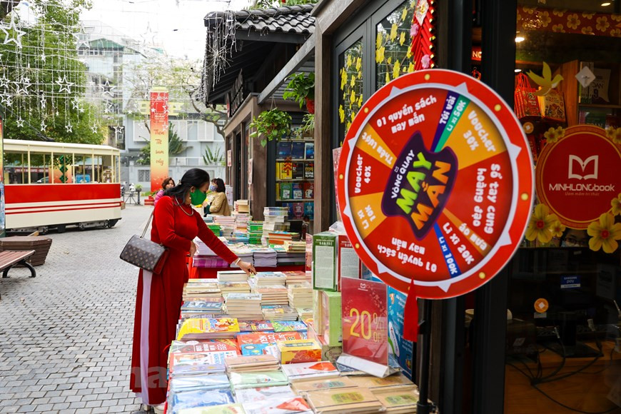 在各展位的书架上摆放的书籍布置精美，吸引读者的注意力。各出版单位和书店的16个图书展位和特色知识空间向读者介绍了许多新书、好书、富有知识和传统文化的图书。每逢春节举行的图书节已成为图书爱好者不可错过的一个目的地图为一家公司富有春节特色的展位。图自Vietnam+