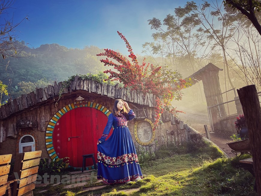 木州是越南西北部山区山罗省一个充满吸引力的旅游目的地。不管是夏季还是冬季，雾天还是晴天，游客都被这里的大自然美景吸引住了。这里空气清新、凉爽，自然景观原始、雄伟，当地居民友善、好客。来到这里，爱去打卡的年轻人有很多的选择。尽管对很多人来说，木州县是一个较为熟悉的地方，但这里仍然是颇具吸引力的旅游景点。这里四季都繁华似锦，景色让人留恋忘返。图自Vietnam+