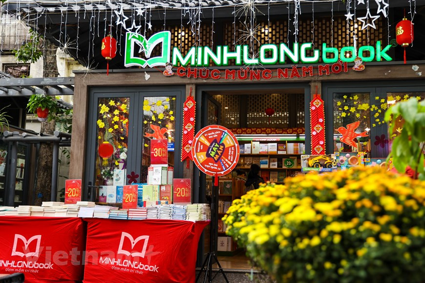 今年图书街活动共设16个展位，参展的各出版社和书店已向读者介绍了数千本富有传统文化、知识的新书。此外，各家出版社和图书公司还举行多项促销活动，如打折、赠书等。这就是各出版单位与读者会面和向他们表达感恩的良好机会，为读者带来各种好书。图自Vietnam+