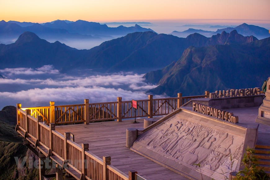 潘西邦山峰在阳光照射下会变成紫色。图自越通社 VIETNAM+