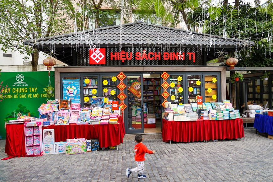在各展位的书架上摆放的书籍布置精美，吸引读者的注意力。各出版单位和书店的16个图书展位和特色知识空间向读者介绍了许多新书、好书、富有知识和传统文化的图书。每逢春节举行的图书节已成为图书爱好者、河内市民和四面发放游客不可错过的一个目的地。图自Vietnam+