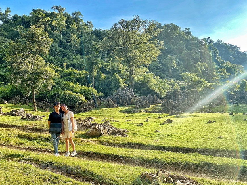 木州聚居着多个兄弟民族，每个民族都有自己充满吸引力的特色文化，勾画出多彩的文化画卷。多样化的文化空间，别具特色的服装、民居建筑、生活文化、丰富多彩的饮食等是吸引住游客的脚步的因素。如果说木洲李子谷的仙境对于很多人来说太熟悉了，那么几乎与外界隔绝的赫蒙族人达索（Tà Số）村却有着令人陶醉的美丽景象。 图自Vietnam+