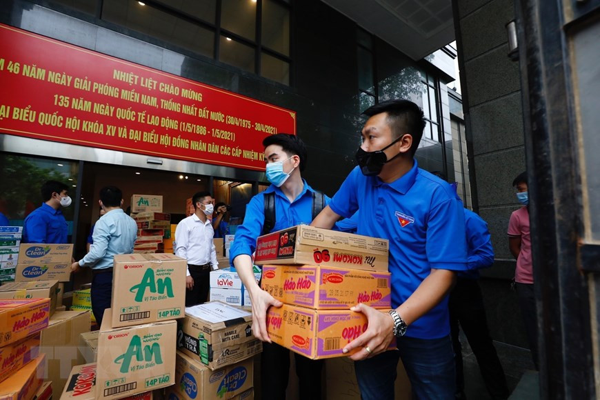 中央各直属机关青年团员向北江省运输各种必需品，协助该省有效应对新冠肺炎疫情。图自越通社