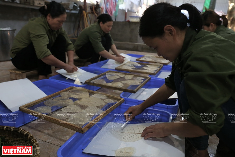 其后工匠要仔细地清理树叶上的每一个小细节。图自 越通社/越南画报
