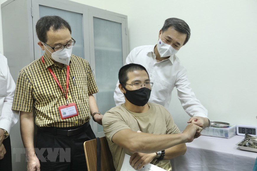 接受ARCT-154新冠疫苗接种的第一名志愿者。图自：越通社