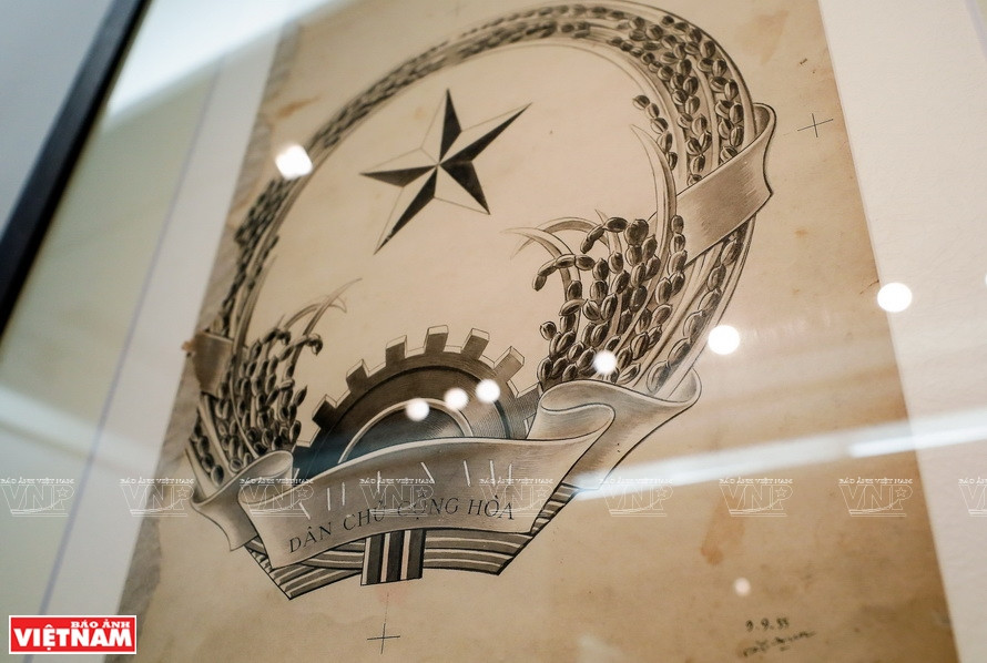 1954年10月，中央文艺部门美术处已选择裴庄灼画家的一幅越南国徽草图递交政府总理审批。图自 越通社