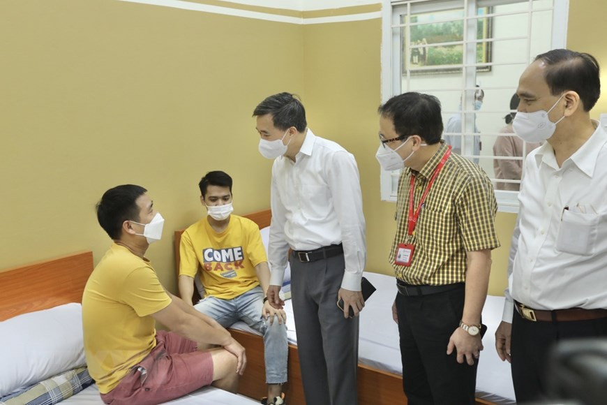 越南卫生部副部长陈文瞬慰问接受ARCT-154新冠疫苗的志愿者。图自：越通社
