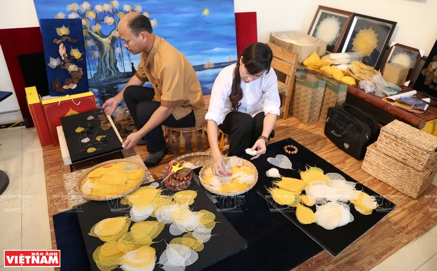 最后，工匠们将经过加工的菩提叶拼贴起来。图自 越通社/越南画报