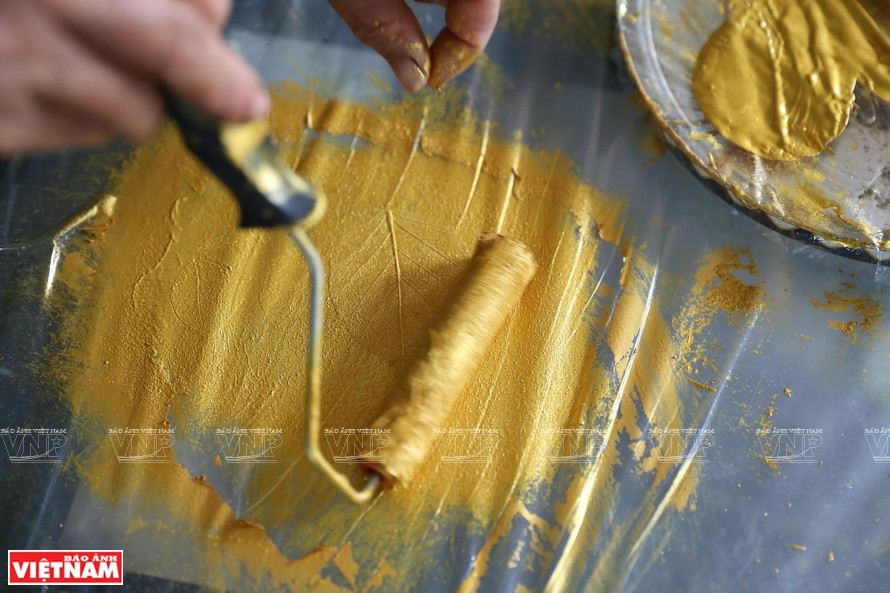 工匠将叶脉染成黄色。图自 越通社/越南画报