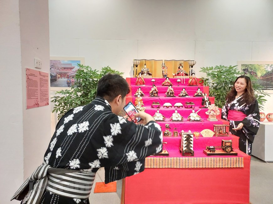 日本文化爱好者可以体验试穿日本和服。和服是日本的民族服饰。和服的种类繁多，不仅有男女和服之分，未婚，已婚之分，而且有便服和礼服之分。日本人将他们对艺术的感觉淋漓尽致地表现在和服上。在日本，出席冠礼、婚礼、葬礼、剑道、棋道、茶道、文艺演出以及庆祝传统节日的时候，日本人都会穿上端庄的和服去参加。图自Vietnam+