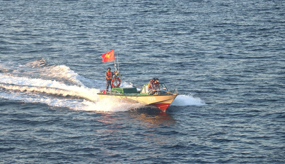 长沙群岛上的划艇有助于岛上执勤战士开展救援活动。图自越通社