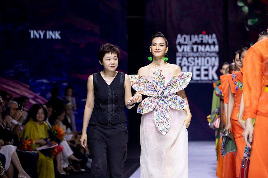 Tiny Ink黄鹃服装设计师和 “珍藏的宝石”服装集的模特。图自Vietnam+
