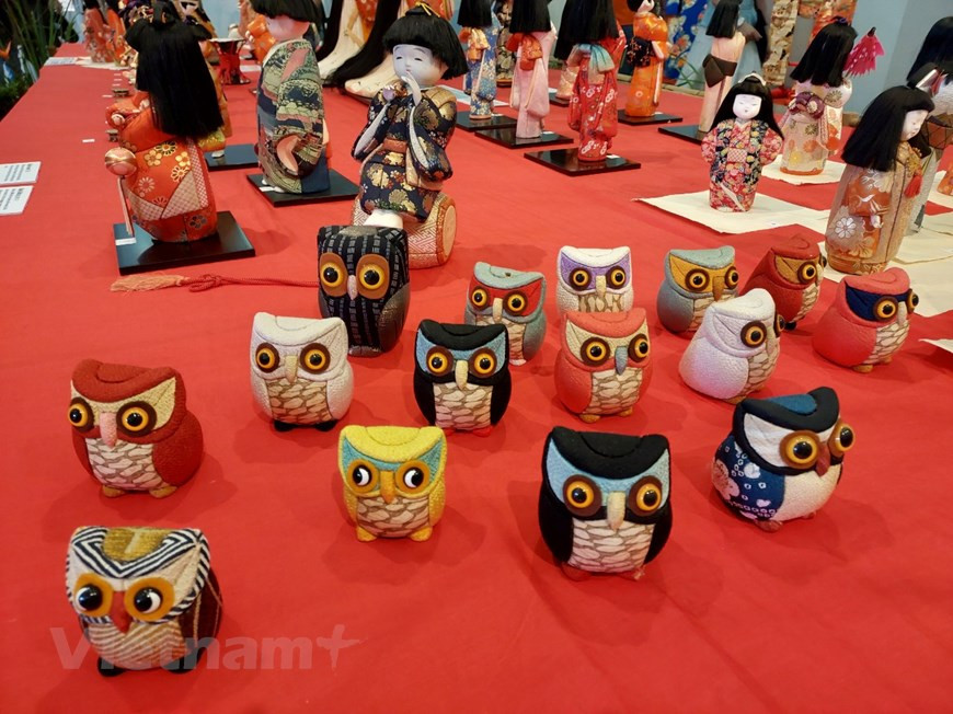 “赏日本文化 迎炎炎夏日”活动框架内将举行丰富多样的活动，其中包括围绕日本文化特色的一系列展会、体验活动和互动活动。日本传统手工娃娃展会是此次活动的亮点，其向参观者介绍日本108个大小不同、形状各异和源于不同典故的精致娃娃。图自Vietnam+