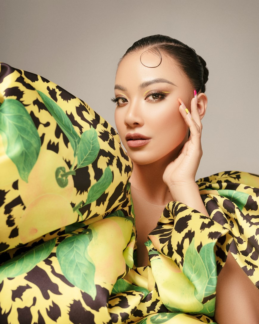 佳丽们在五颜六色的花朵旁边摆姿势，各有特色，其乐融融。图自Vietnam+