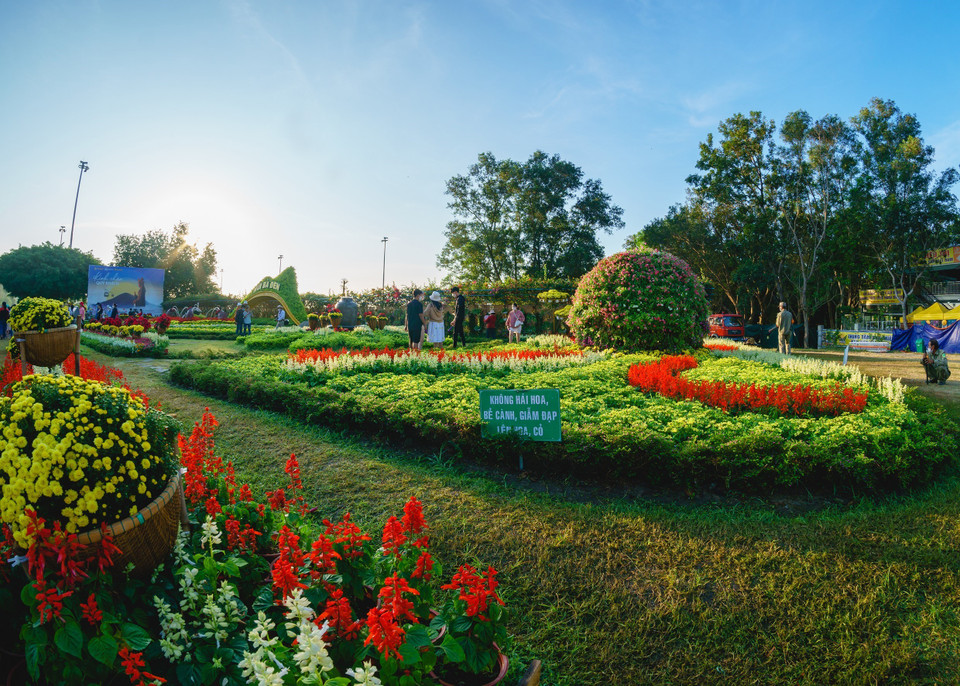 黑婆山脚下种着多种鲜花，让游客参观时可以拍摄打卡。图自越通社
