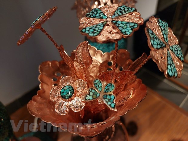 伊朗驻越南大使阿里•阿克巴•纳扎里表示，“伊朗艺术遗产：文明的摇篮”展览会的目的在于加深参观者对伊朗艺术遗产、悠久历史和传统文化的了解并促进伊朗-越南文化交流活动。他同时表示希望，在了解和体验伊朗独特艺术文化空间之后，参观者可以培养对文化的热爱，从而提高对人类文化遗产价值的保护和弘扬意识。图自Vietnam+