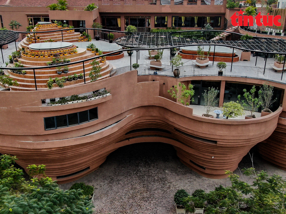 该工程设有三层楼，每一层都有不同的功能。图自越通社信息报