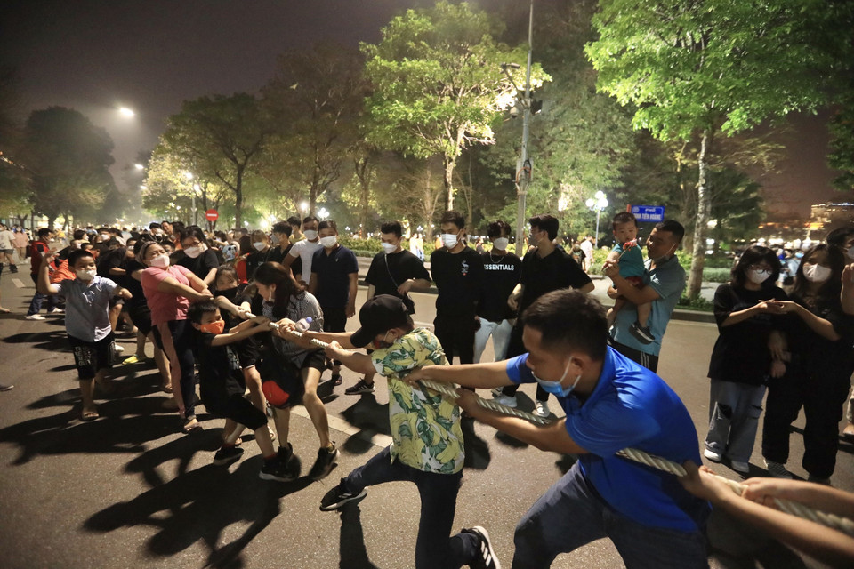 力量、智慧和意志力是拔河游戏三大关键因素。图自越通社