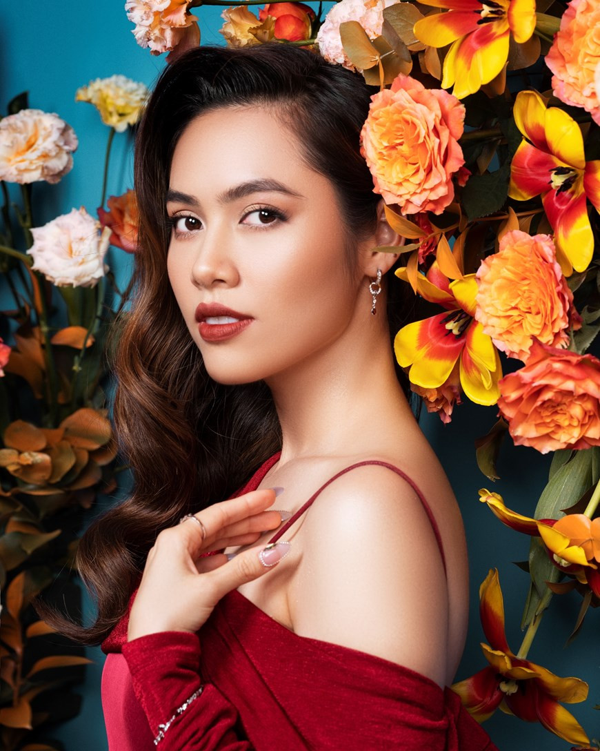 庆云、黄媚和金缘选择色彩缤纷的服装，显得更加魅力十足。图自Vietnam+