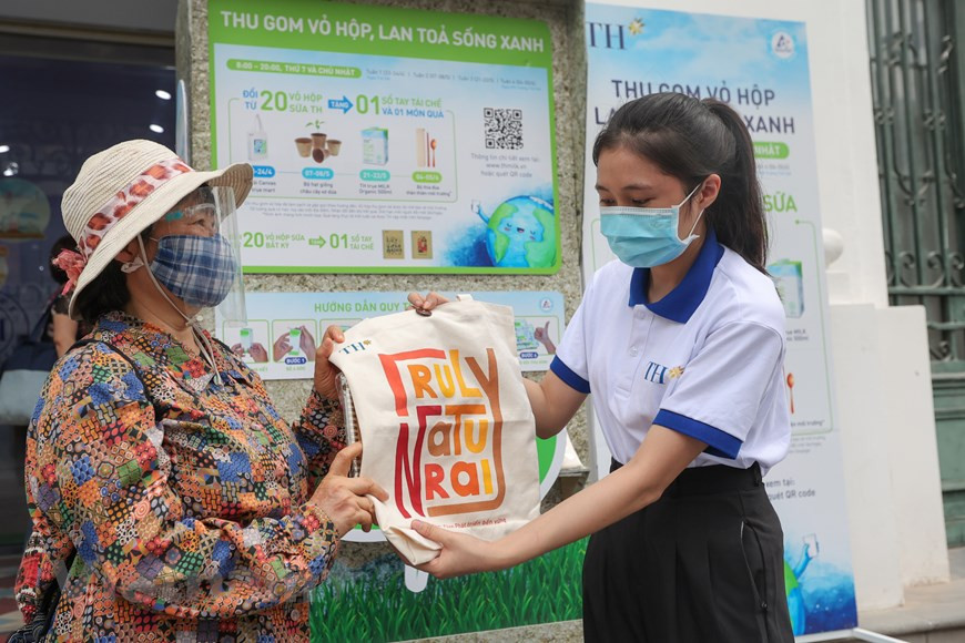 奶盒回收和兑换礼品活动获得阮氏明芳女士等众多民众的高度评价。该活动对消费者释放出了奶盒环保回收的信号，积极引导消费者参与到奶盒回收行动中来，逐渐形成低碳环保的生活习惯。阮氏明芳女士表示，她已经呼吁亲朋好友一起参与该活动。大家都对该活动充满了兴趣。图自Vietnam+