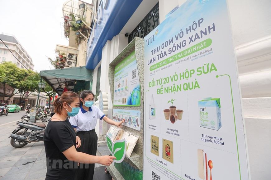 奶盒回收和兑换礼品活动于每周六和周日从上午8点到晚上8点进行。该活动自2022 年4月23日开始并于 2022 年 6 月 5 日结束。每位顾客每天最多可换取礼盒1次。 在礼物兑换完的情况下，TH集团将提供一份礼物替代品，即一盒 500 毫升的 TH纯天然新鲜牛奶。图自Vietnam+