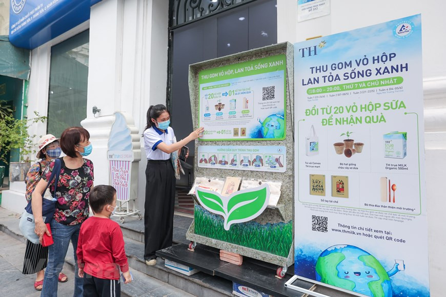 妥善分类处理垃圾、及时回收循环，就可以让这些“放错了位置的资源”重新归位，变废为宝。参与该活动时，人们不仅可以做出减少垃圾排放等保护环境的实际行动，还可以收到由环保材料制成的礼品。这种触手可及的环保行为有助于鼓励消费者从身边的小事做起，践行低碳行为，积极倡导生活模式和理念向低碳化转变。图自Vietnam+