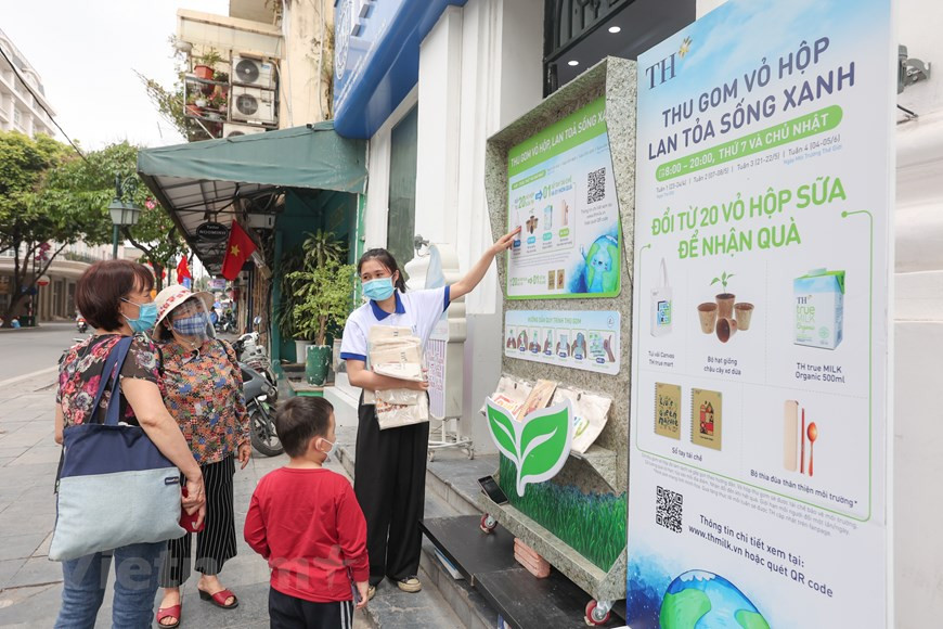  为了呼吁人们携手保护环境，减少垃圾的排放和倡导绿色生活方式，TH集团自2022 年4月23日起至 6 月 5 日在河内和胡志明市的20家TH奶制品专卖店组织了用过的牛奶盒收集和回收活动。人们可以捐赠不同品牌和不同制造商的牛奶盒。想要参与该活动的民众只要把牛奶盒清洗干净和折叠好，然后带到河内和胡志明市指定的20家TH奶制品专卖店即可。图自Vietnam+