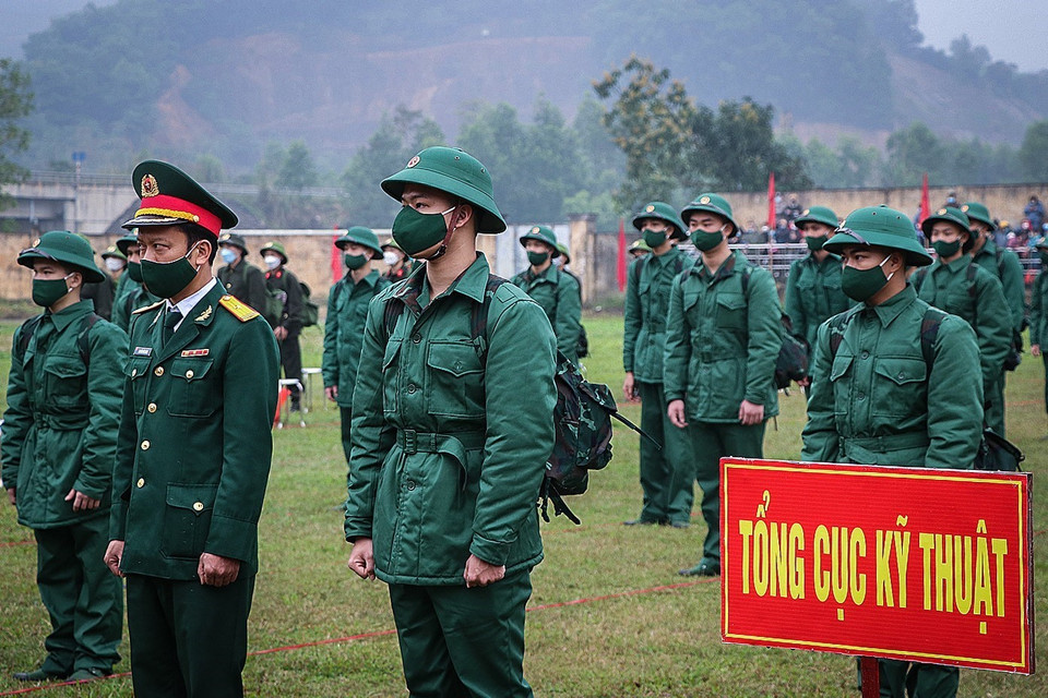 满怀报国热情的河内市石室县青年启程入伍。图自越通社