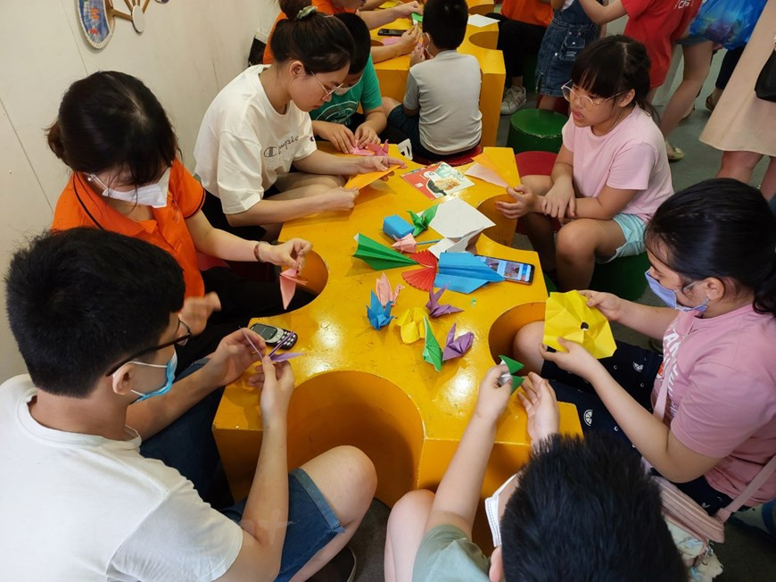 折纸是越南人比较熟悉的日本传统游戏，其为一种以纸张折成各种不同形状的艺术活动。折纸让孩子学会思考，提高动手能力，也有利于培养良好的习惯、观察力、注意力、想象力和审美能力。儿童通过折纸，可以培养他们的动手能力，而且“十指连心”，通过动手，开发了大脑，使大脑得到了开发和锻炼，使大脑可以得到最大限度的利用，同时也促进了对其他知识的学习。图自Vietnam+